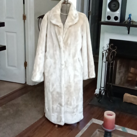 Vintage Faux Fur mid length ivory color coat - Picture 10 of 10